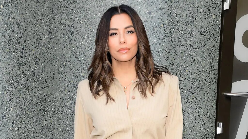 Eva Longoria abraza el minimalismo en París con un look neutro chic y un maquillaje suave y glamuroso