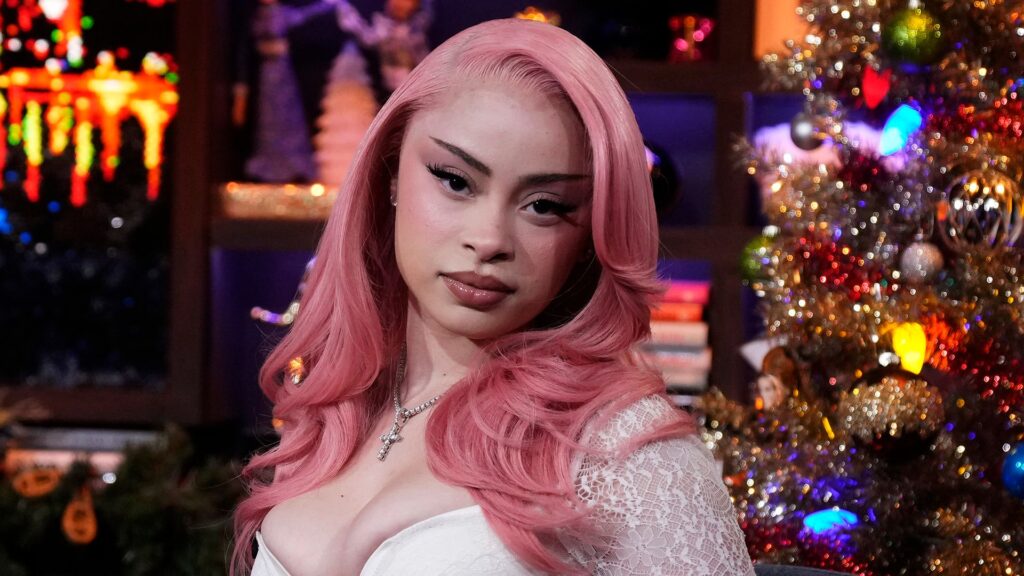 Ice Spice se involucra en una pelea caótica después de ser atacado por un fan en un lugar de comida rápida