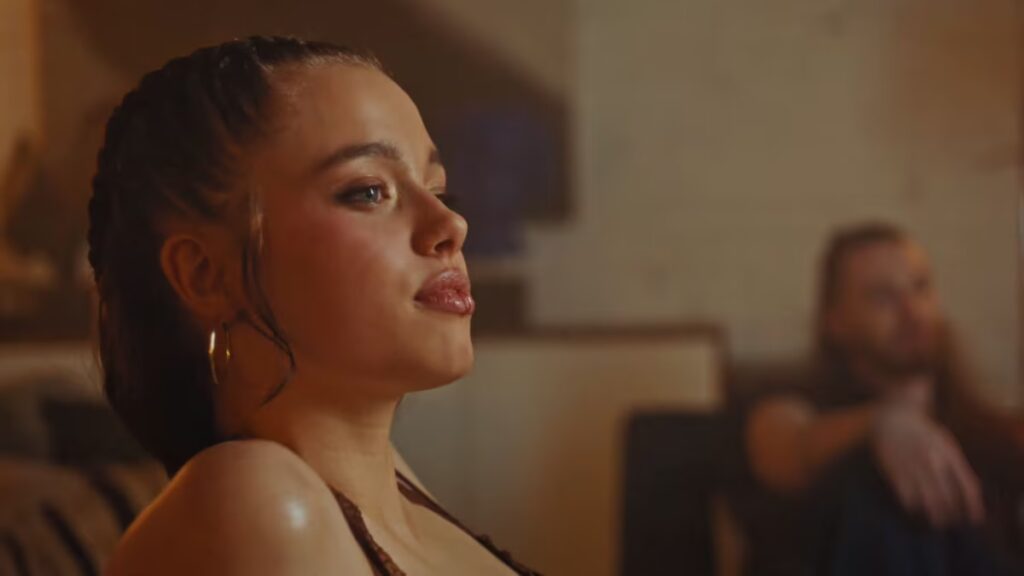 Shiloh Jolie se parece a Angelina Jolie con un top de encaje y un piercing en el labio en su nuevo vídeo musical