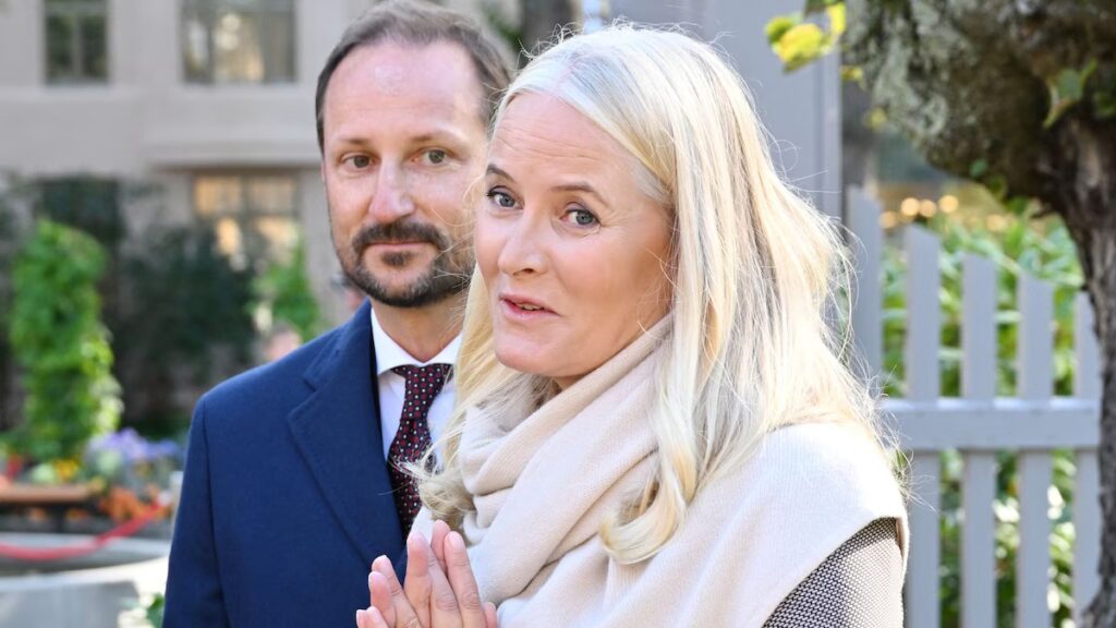 El príncipe heredero Haakon revela la última actualización de salud de la princesa Mette-Marit en medio de su aparición real