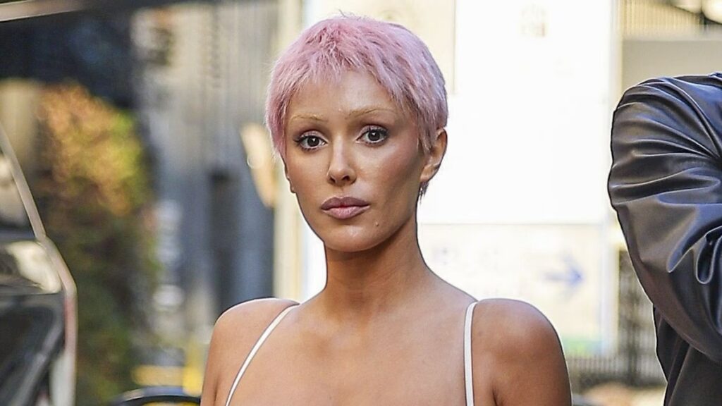 Bianca Censori chisporrotea con un bikini de hilo apenas visible con un atrevido toque occidental