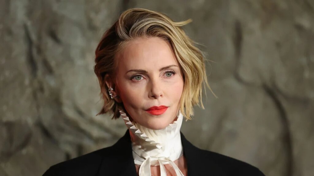 Charlize Theron comparte raras y adorables fotos con sus hijas: ‘¡El mayor honor de mi vida!’