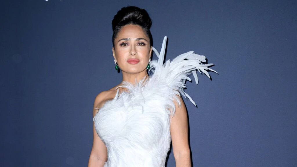 Salma Hayek se une a la tendencia Feather Fashion en la gala de Cannes