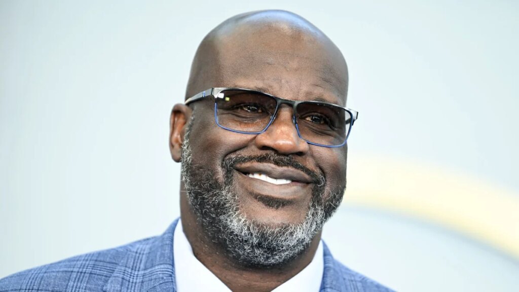 Shaq celebra el cuarto grado con un caótico discurso de graduación y chistes de Charles Barkley