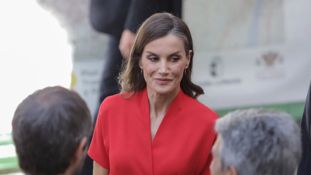 ¡Vuelve la ‘Roja Letizia’! La Reina de España estrena vestido de escote oriental que proyecta confianza y poder