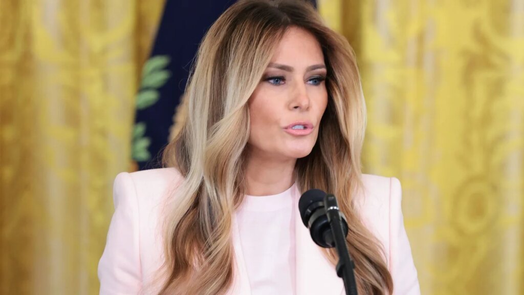 Melania Trump luce un blazer rosa con cinturón mientras pronuncia emotivos comentarios en un evento para madres militares
