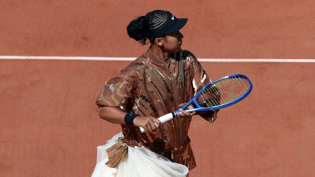 Naomi Osaka se duplica con otro look de alta costura del Abierto de Francia después del jab de su rival