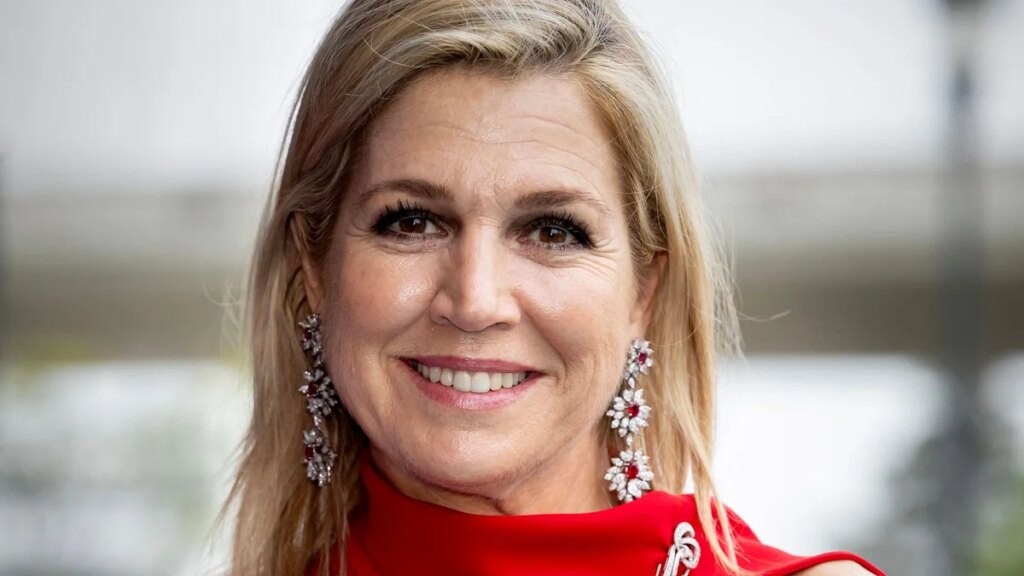 La reina Máxima abraza una silueta femenina pulida en un atrevido conjunto amarillo con un look de belleza luminoso
