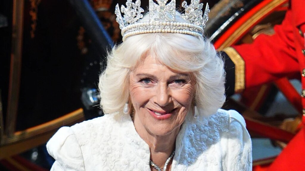 La reina Camilla provoca comparaciones con ‘Cenicienta’ en impresionantes nuevas fotografías del Parlamento