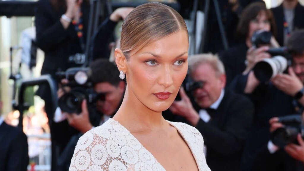 Bella Hadid sorprende con un vestido revelador en el Festival de Cine de Cannes, un guiño a la ‘it girl’ de la moda de los años 60