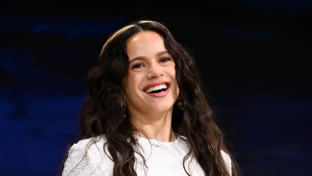 Rosalía presenta una nueva y atrevida apariencia mientras su LUX Tour arrasa en el mundo