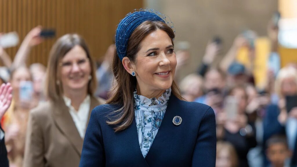 El conjunto azul de la reina María escondió un sorprendente momento de joyería real