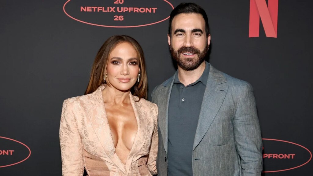 Jennifer López posa con el ‘encantador’ Brett Goldstein con un look de corsé con cordones y lo llama ‘amable’ y ‘dulce’