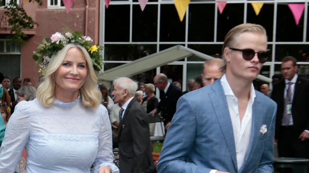 Mette-Marit visita a Marius Borg en prisión antes del Día Nacional, con un respirador en la mano