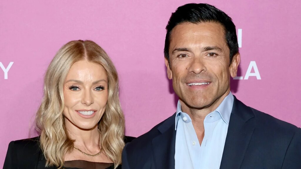 Kelly Ripa revela la atrevida tarjeta de dinosaurio que una vez le dio a Mark Consuelos