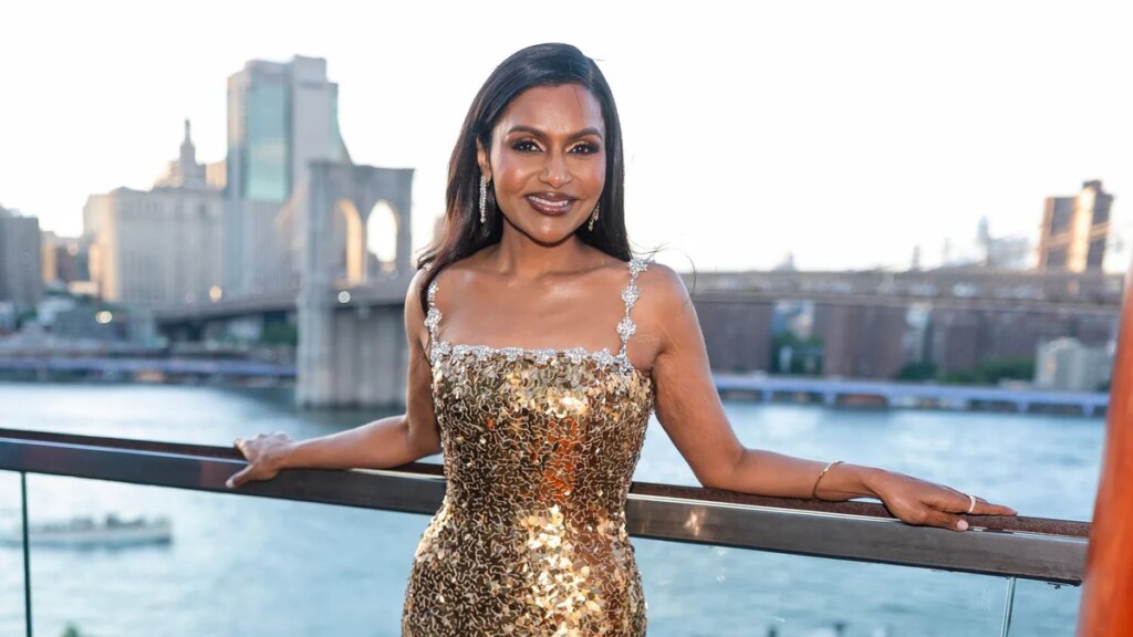 Mindy Kaling luce deslumbrante con un vestido dorado y una figura esbelta