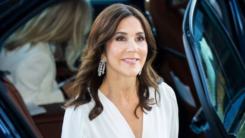 La reina María adopta una vestimenta real sostenible con una falda llamativa y aretes tipo candelabro de diamantes en la gala de Copenhague