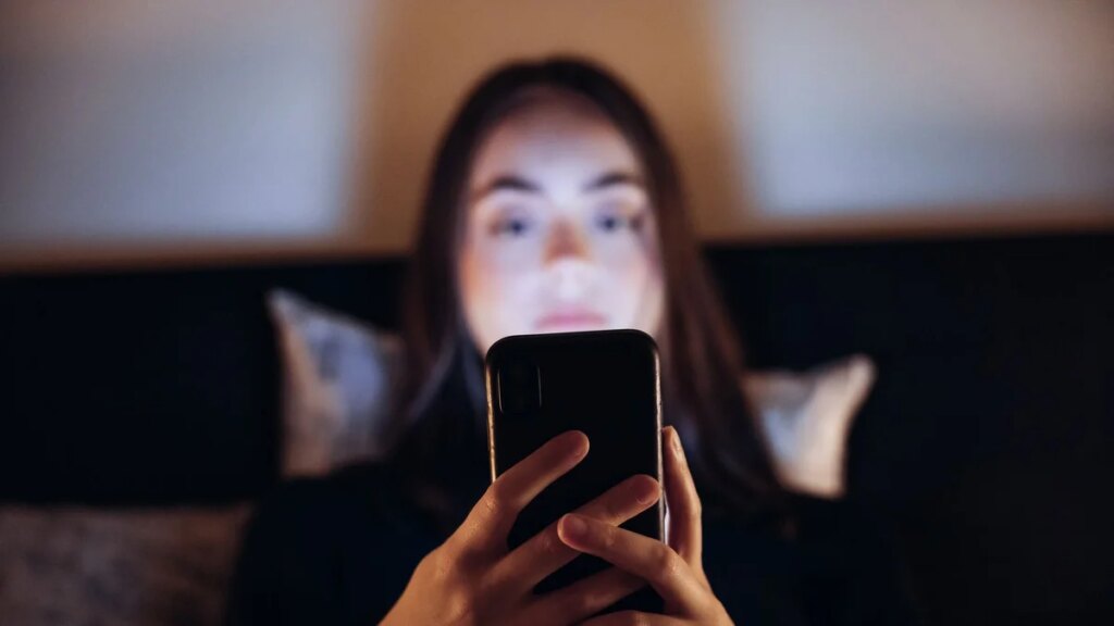 Consejos de expertos para padres: cómo los hábitos telefónicos nocturnos afectan el desarrollo del cerebro de los adolescentes