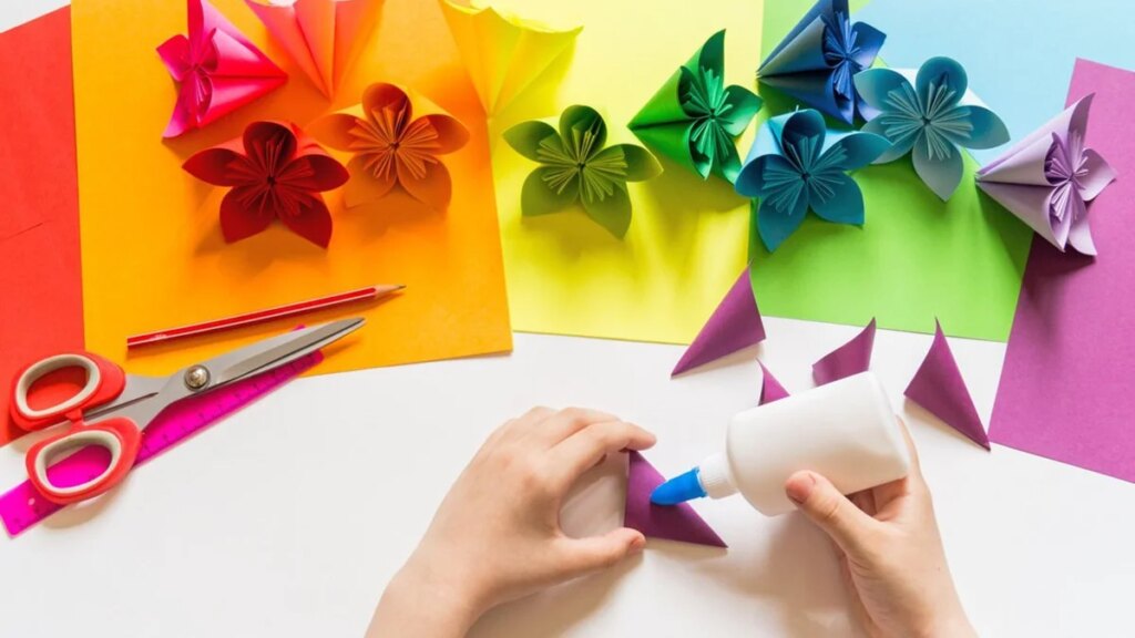 7 flores fáciles de hacer para el día de la madre: manualidades con papel reciclado para niños