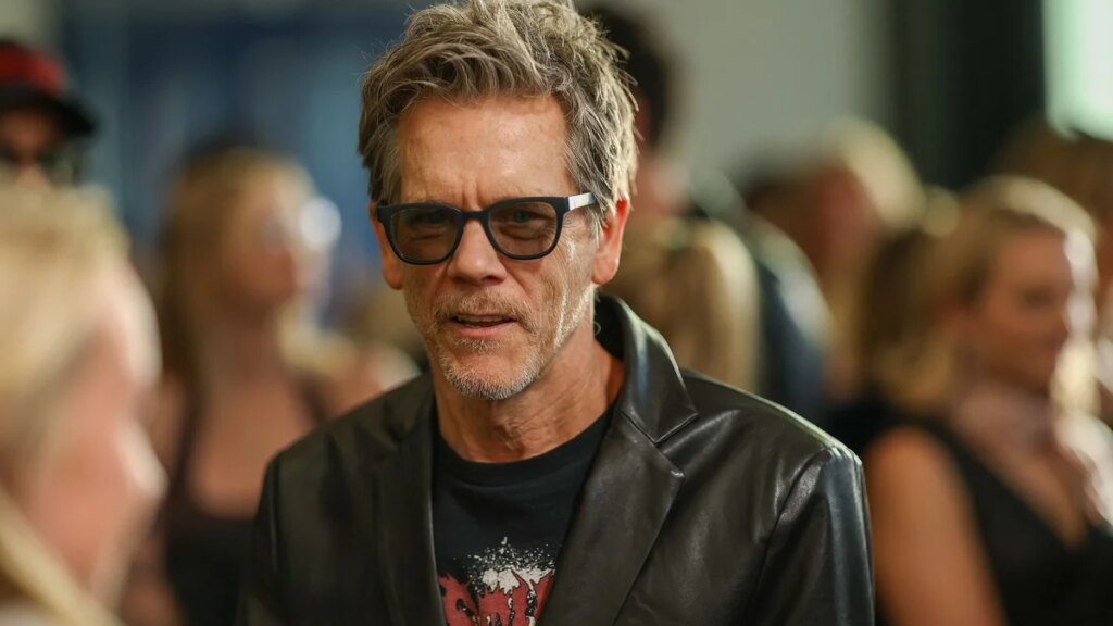 Kevin Bacon rodeado de abejas en una caminata familiar Nightmare