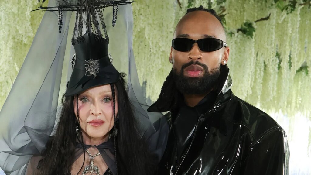Madonna y su novio Akeem Morris lucen abrigados y enamorados en el aeropuerto JFK