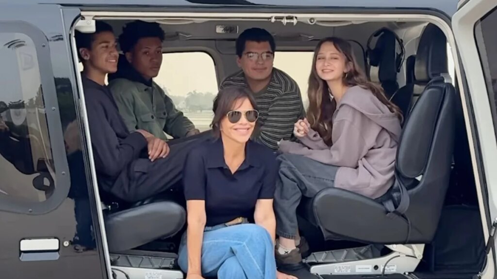 Lauren Sánchez Bezos lleva a estudiantes de secundaria en su helicóptero