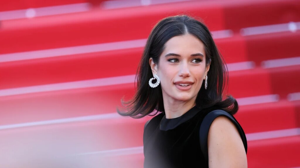 La hija de John Travolta, Ella Bleu, revive el clásico de los años 60 en Cannes