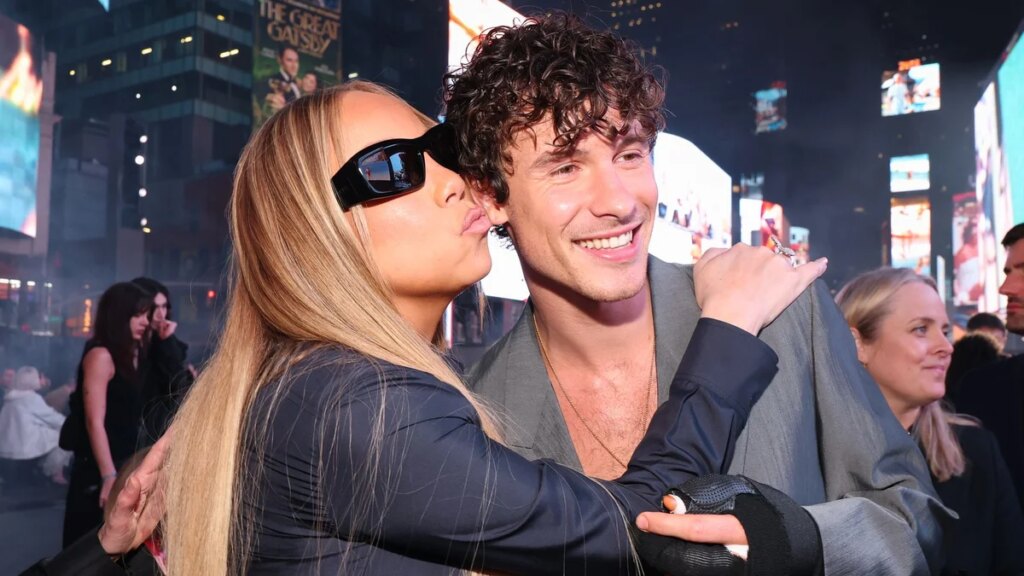 Shawn Mendes parece hipnotizado con la presencia de Mariah Carey en el desfile de modas