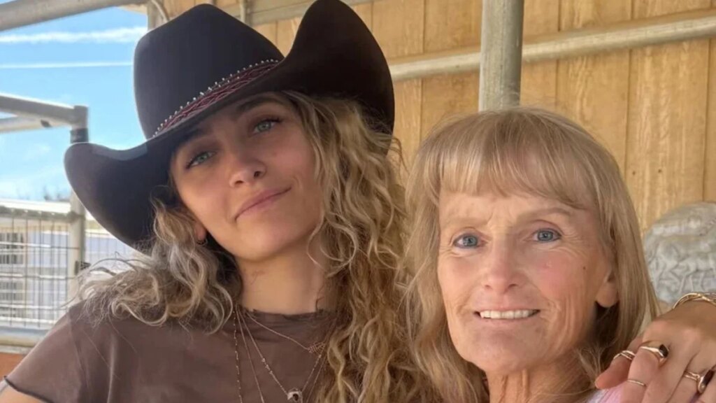 Paris Jackson bromea diciendo que fue “clonada” de su madre Debbie Rowe en homenaje al Día de la Madre