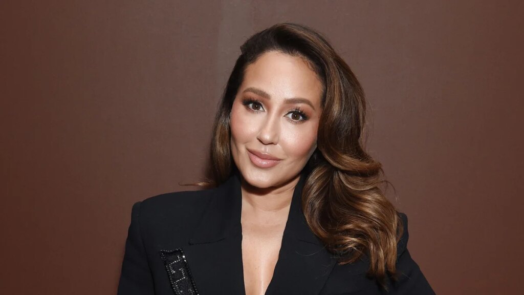 Adrienne Bailon-Houghton comparte las alegrías de su maternidad, sus rituales de fe y su amor por los alimentos básicos del hogar latino