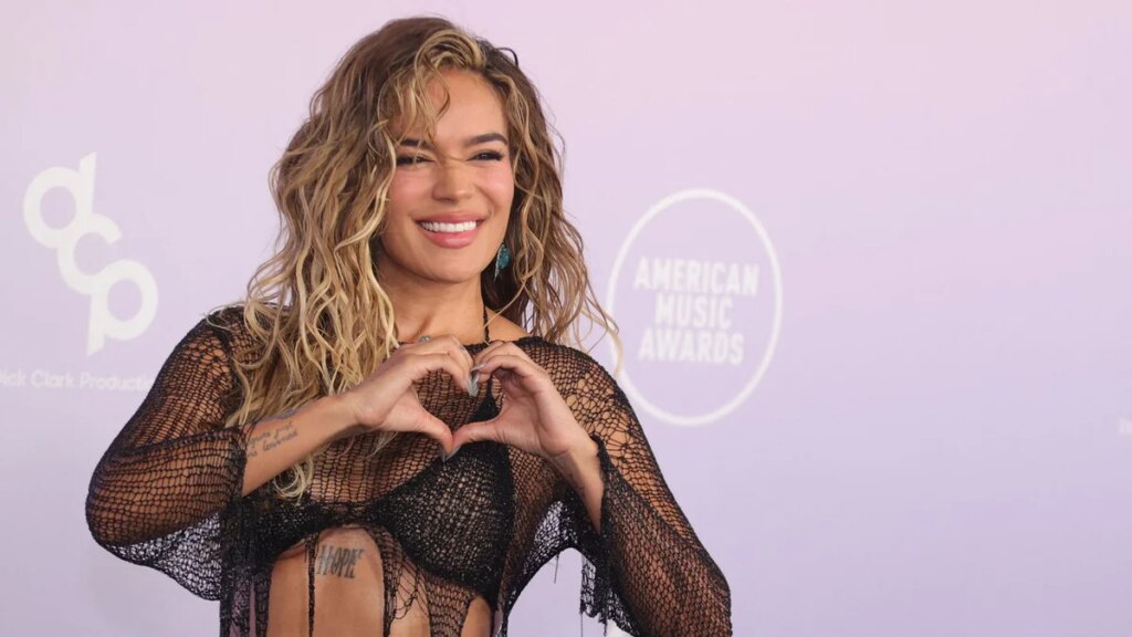 Karol G se toma un respiro de su estética Tropicoqueta en un look gótico en los AMA 2026