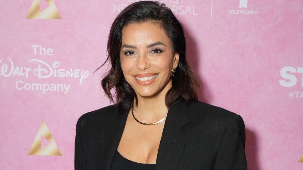 Eva Longoria luce la fórmula definitiva para el tiempo libre con un moderno bolso de mano favorito de los fanáticos en Beverly Hills