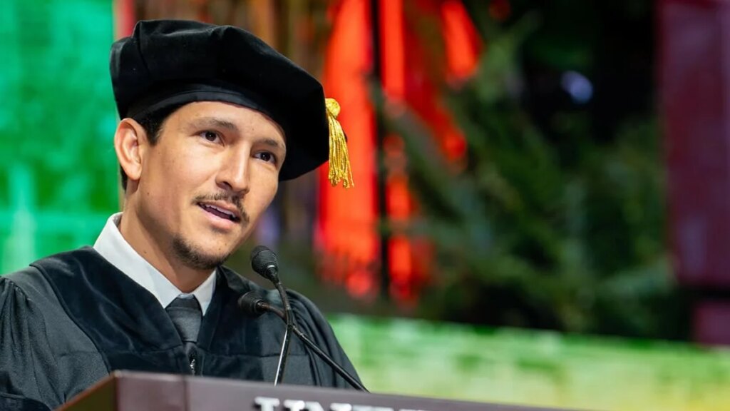 Danny Ramírez recibe doctorado de la Universidad de Miami