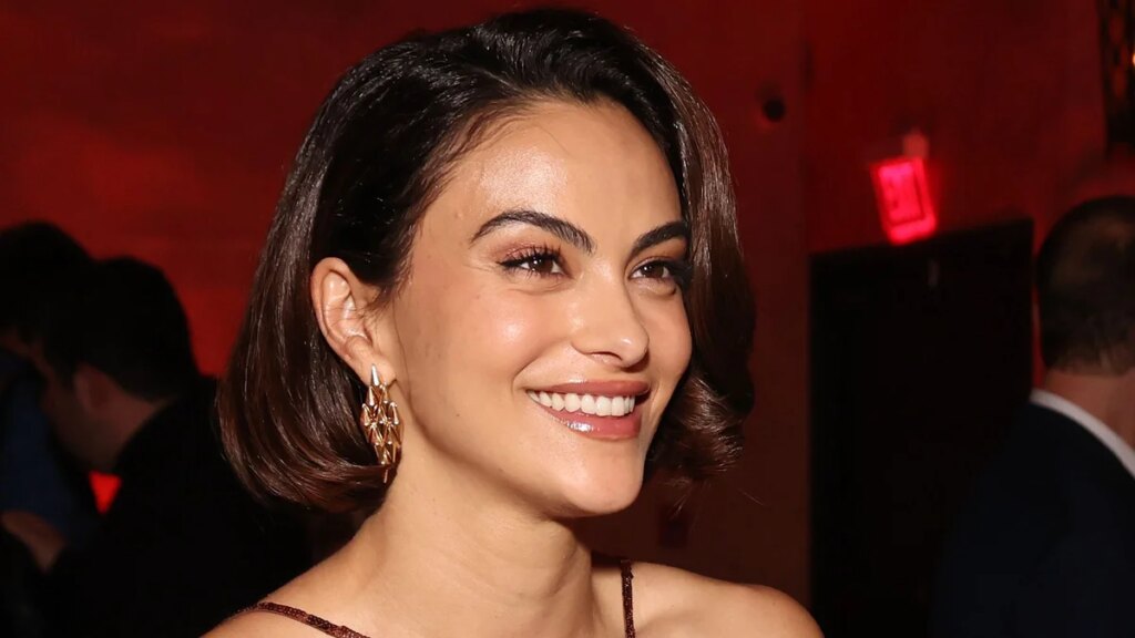 Camila Mendes se inclina hacia la tendencia visible de la ropa interior con un look puramente burdeos en Brasil
