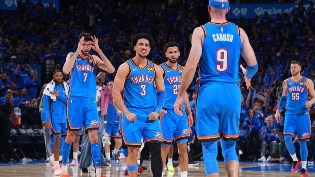 Chet Holmgren cifra doble-doble y OKC supera con autridad a Lakers en el Juego 1