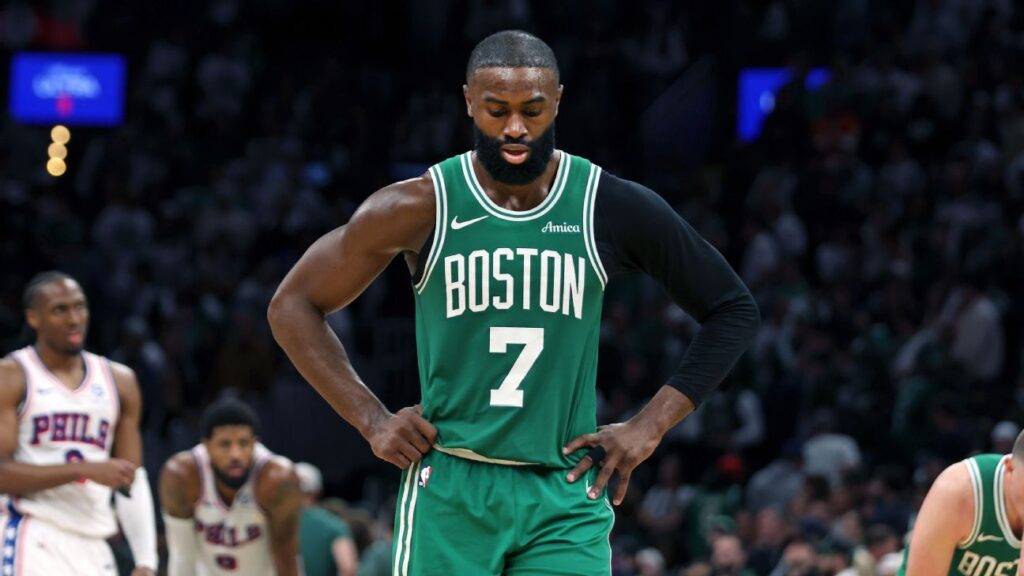 Jaylen Brown, de Celtics, multado con 50.000 dólares por criticar a los árbitros