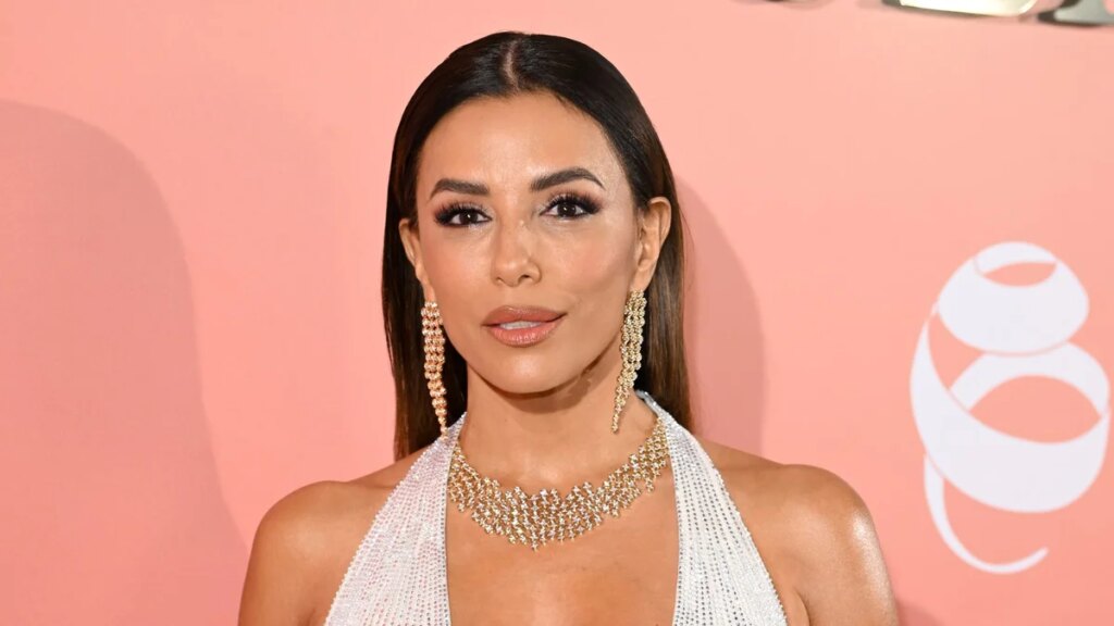 Eva Longoria luce un espectacular vestido halter con escote pronunciado en el Festival de Cine de Cannes