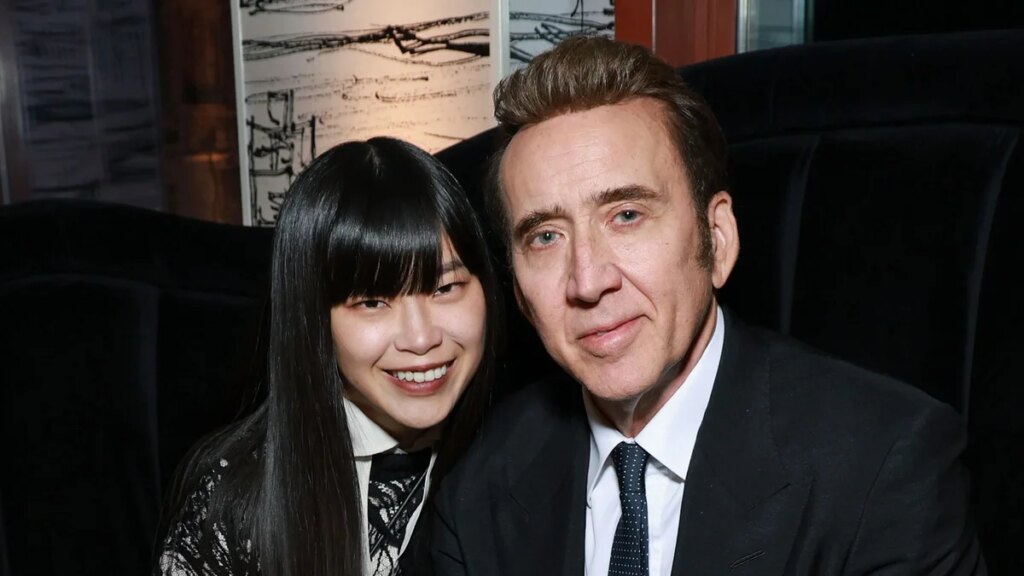 Nicolas Cage y su esposa Riko Shibata tienen una rara cita nocturna en el estreno de ‘Spider-Noir’