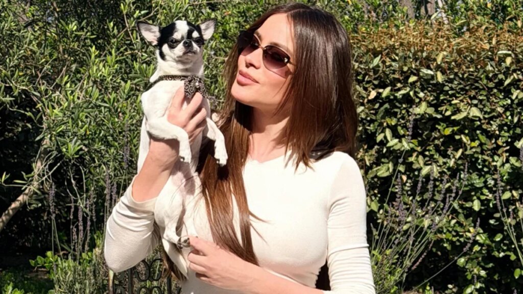 Sofía Vergara cambia sus característicos escotes en forma de corazón por un vestido blanco ceñido a su figura durante el fin de semana del Memorial Day