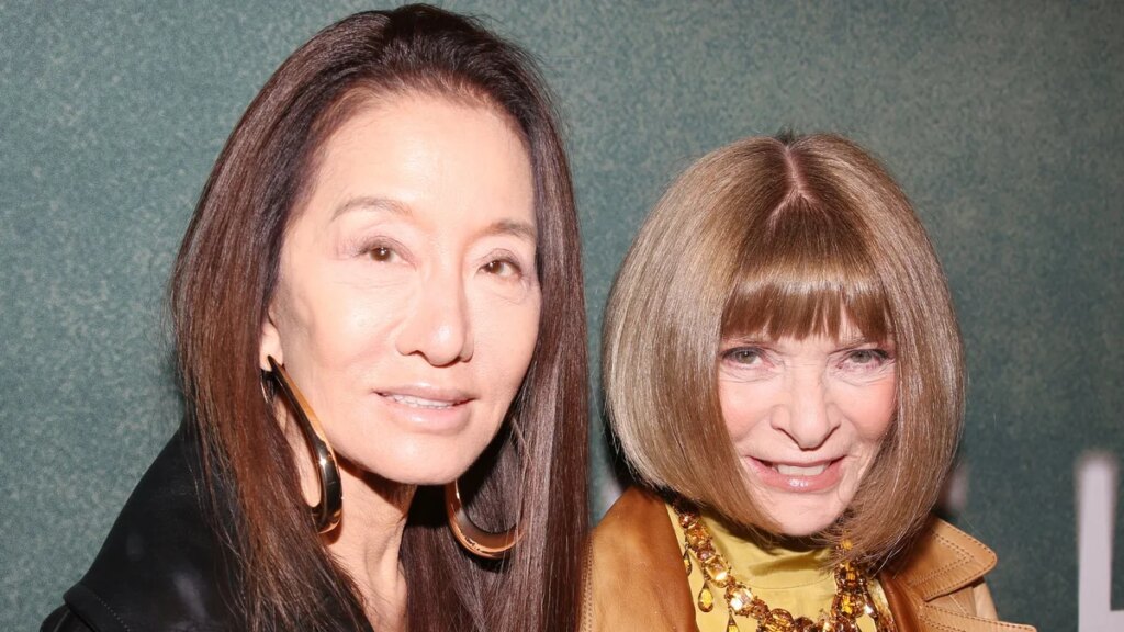Vera Wang bromea diciendo que “no es Anna Wintour” mientras se quita las gafas de sol en la alfombra roja