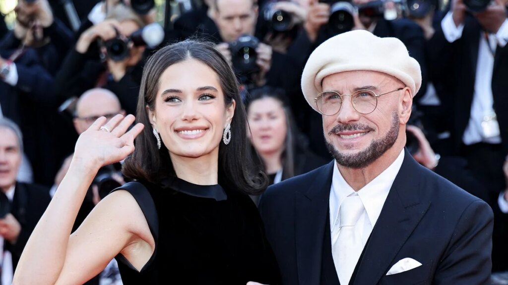 John Travolta y Ella Bleu se coordinan de negro en el Festival de Cine de Cannes 2026
