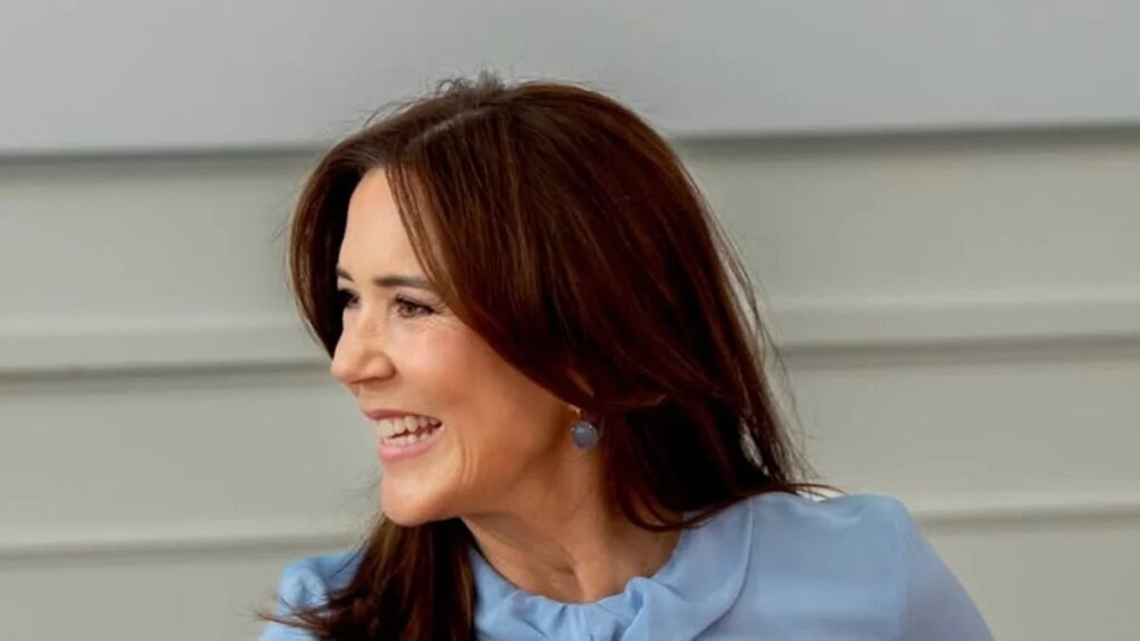 La reina María y la duquesa Sophie gemelas en Victoria Beckham lucen a 600 millas de distancia
