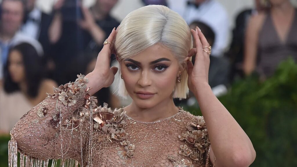 La tendencia de selfies en el baño de la Met Gala de Kylie Jenner resurgió, pero las celebridades de este año son totalmente diferentes