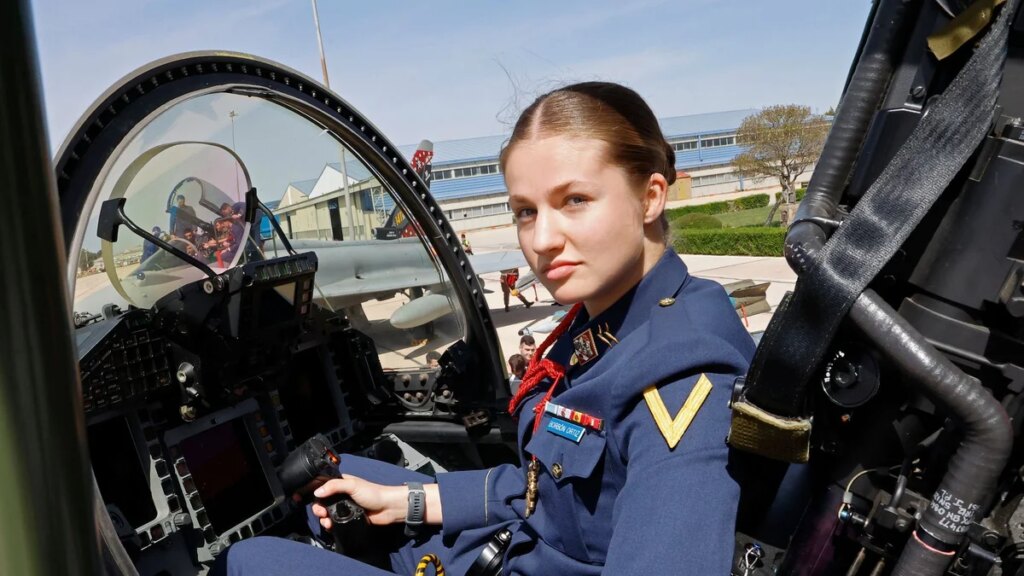La princesa española Leonor concluye su entrenamiento militar con todos los honores