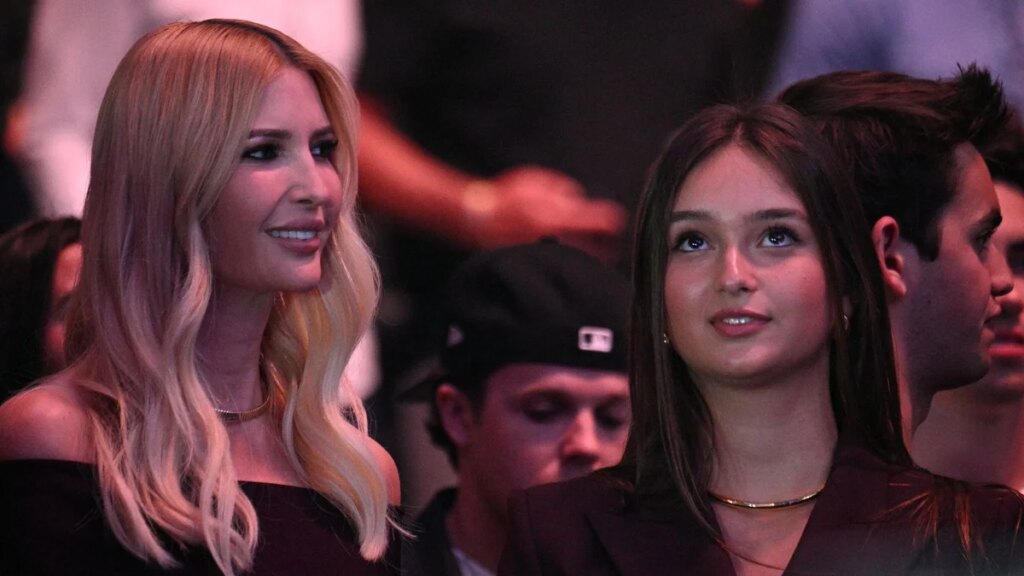 Ivanka Trump y su hija Arabella, gemelas vestidas de color burdeos, en una actualización de Sweet Life