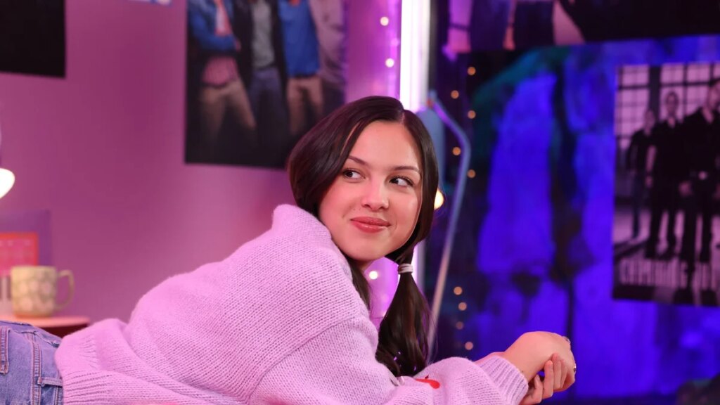 Olivia Rodrigo usa un vestido vintage de Jane Birkin de 1975 en el video “Drop Dead”
