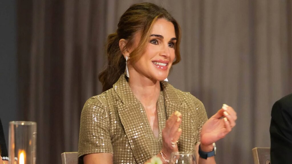 Por qué el look de lentejuelas doradas de la reina Rania envía un mensaje más allá de la moda