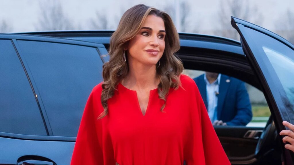 El sencillo look de senderismo de la reina Rania en Jordania es la definición de estilo casual chic