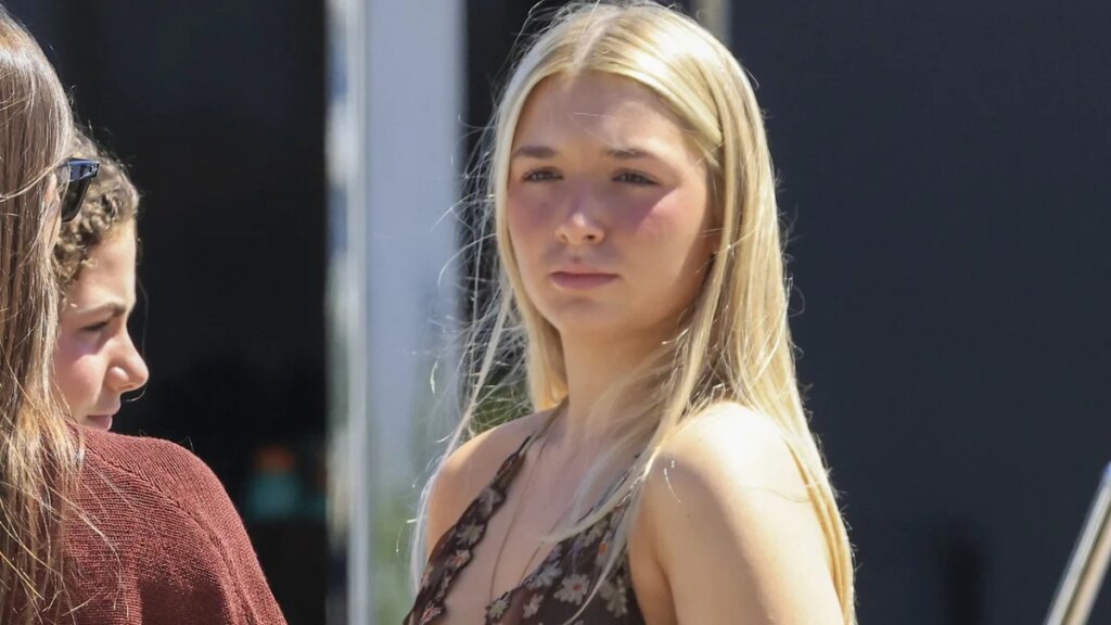 Harper Beckham toma prestado el vestido floral transparente de Victoria Beckham durante una escapada a Ibiza