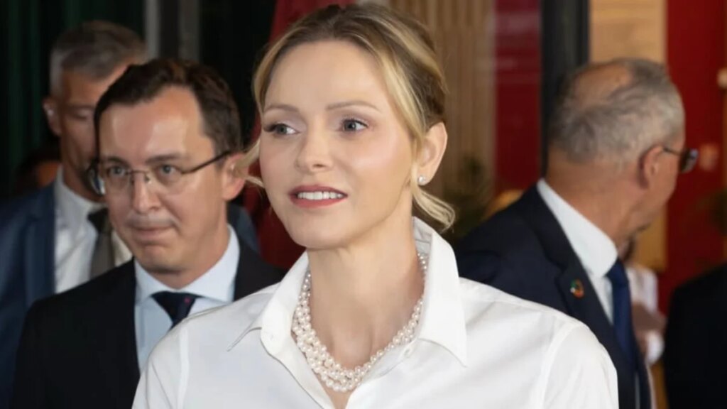 El vestido inspirado en el océano de la princesa Charlene y sus llamativas perlas acaparan la atención en un elegante look de Mónaco
